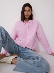 Bawełniana koszula - różowy. Czerwone koszule Reserved, l, bez wzorów, z bawełny, bez kołnierzyka, bez ramiączek. W wyprzedaży za 59.99 zł.