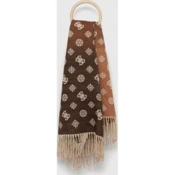 Guess szal damski kolor brązowy wzorzysty. Brązowe szaliki i kominy Guess, z aplikacjami, z tkaniny. Za 229.99 zł.