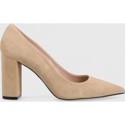 HUGO czółenka zamszowe Ines Chunky Pump 50475052.278 kolor beżowy na słupku. Brązowe czółenka Hugo, bez wzorów, z zamszu, bez obcasa, na obcasie, bez zapięcia. W wyprzedaży za 539.99 zł.
