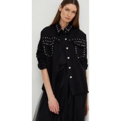 Answear Lab koszula jeansowa damska kolor czarny relaxed. Czarne koszule Answear Lab, l, bez wzorów, z jeansu, bez kołnierzyka, bez ramiączek. W wyprzedaży za 219.99 zł.