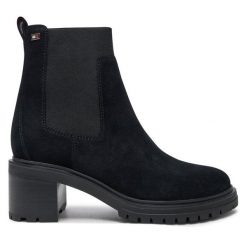 Sztyblety Tommy Hilfiger. Czarne botki Tommy Hilfiger, bez wzorów, bez obcasa, na słupku, bez zapięcia. Za 339.99 zł.