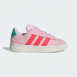 Buty Grand Court Alpha. Czerwone buty trekkingowe adidas, bez wzorów, bez zapięcia, trekkingowe. W wyprzedaży za 314.00 zł.