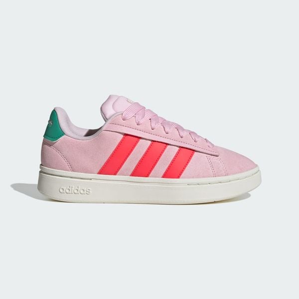 Buty Grand Court Alpha. Białe buty trekkingowe adidas, z gumy, bez zapięcia. Za 365.15 zł.