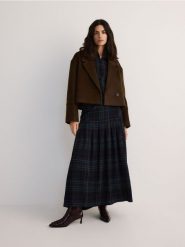 Krótka kurtka z wełną - brązowy. Brązowe kurtki Reserved, l, bez wzorów, z tkaniny, bez kaptura. W wyprzedaży za 179.99 zł.