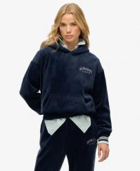 Superdry Country Club Velour Relaxed Hoodie – welurowa bluza z kapturem – RICH. Niebieskie bluzy Superdry, bez wzorów, z elastanu, eleganckie, bez ramiączek, z kapturem. Za 326.95 zł.