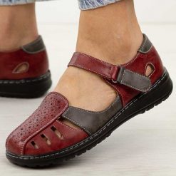 Czerwone zakryte sandały damskie Unisoft 9955. Czerwone sandały Jezzi, bez wzorów, ze skóry, casualowe, z okrągłym noskiem, bez obcasa, na płaskiej podeszwie, bez zapięcia. Za 149.00 zł.