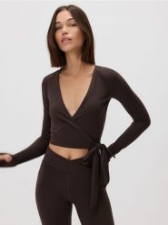 Kopertowa bluzka z wiązaniem - ciemnobrązowy. Brązowe bluzki Reserved, l, bez wzorów, z dzianiny, bez kołnierzyka, bez ramiączek. Za 79.99 zł.