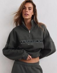 Damska bluza dresowa z półzamkiem, drapana, luźna Varsity ciemna zieleń. Zielone bluzy z kapturem AIM'N, s, bez wzorów, z bawełny, bez kaptura, na fitness i siłownię. Za 347.00 zł.