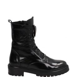 BOTKI ZE SKÓRY LAKIEROWANEJ 1024-176 BLACK. Czarne botki Venezia, bez wzorów, z lakierowanej skóry, bez obcasa, bez zapięcia. Za 359.00 zł.