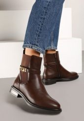 Brązowe Botki w Stylu Sztybletów Zdobione Paskiem z Metalową Aplikacją Riavessa. Brązowe botki Renee, z aplikacjami, eleganckie, bez obcasa, na obcasie, bez zapięcia. W wyprzedaży za 90.99 zł.