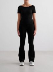 Damskie legginsy bezszwowe, wysoki stan, rozszerzane nogawki Tulip czarne. Czarne legginsy AIM'N, bez wzorów, z dzianiny, sportowe. Za 381.00 zł.
