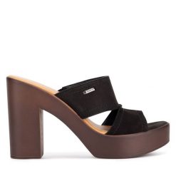 Klapki Lasocki. Czarne klapki Lasocki, bez wzorów, bez obcasa, bez zapięcia. Za 169.99 zł.