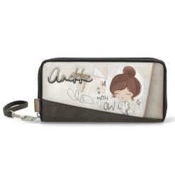 Portfel damski Anekke, z ozdobnym nadrukiem i metalowym logo zapinany na suwak wyposażony w liczne przegrody na karty miejsce na banknoty oraz kiesze. Brązowe portfele Anekke, bez wzorów. Za 199.00 zł.