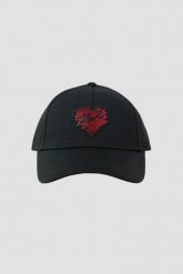 KARL LAGERFELD Czarna damska czapka z daszkiem z sercem. Czarne czapki z daszkiem KARL LAGERFELD, z aplikacjami, z bawełny, eleganckie. W wyprzedaży za 169.99 zł.