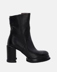 CZARNE BOTKI NA OBCASIE B54202 NERO. Czarne botki Venezia, bez wzorów, ze skóry, bez obcasa, na obcasie, bez zapięcia. Za 1,129.00 zł.