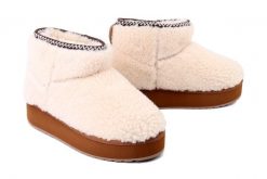 EMU AUSTRALIA W13187 Stinger Micro Flatform Teddy natural, botki damskie. Brązowe botki Emu Australia, bez wzorów, z wełny, bez obcasa, bez zapięcia. Za 524.93 zł.