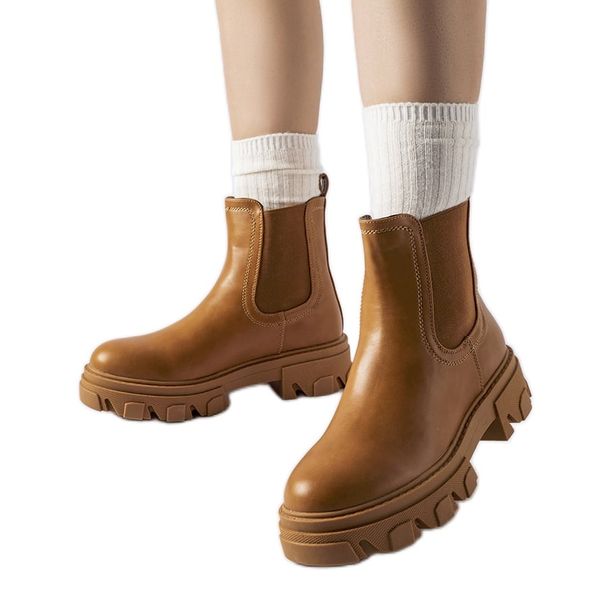 Brązowe wsuwane masywne ocieplane botki Giulio. Brązowe botki bez wzorów, z okrągłym noskiem, za kostkę, bez obcasa, na obcasie, bez zapięcia. Za 103.97 zł.