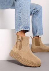 Ciemnobeżowe Botki Typu Sztyblety na Tłoczonej Platformie Zdobione Metalową Aplikacją Allecia. Brązowe botki Renee, z aplikacjami, z jeansu, eleganckie, bez obcasa, na płaskiej podeszwie, bez zapięcia. Za 99.99 zł.