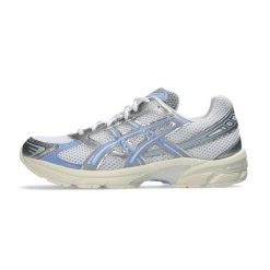 Uniseksowe buty sportowe ASICS GEL-1130 White / Light Sapphire. Niebieskie buty treningowe ASICS, bez wzorów, z gumy, bez zapięcia, trekkingowe. Za 450.00 zł.