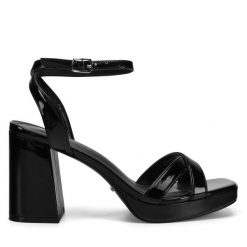 Sandały DeeZee. Czarne sandały DeeZee, bez wzorów, bez obcasa, na słupku, bez zapięcia. Za 159.99 zł.