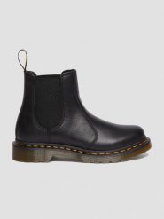 Dr. Martens Skórzane botki w kolorze czarnym rozmiar: 36. Czarne botki Dr Martens, bez wzorów, ze skóry, sportowe, bez zapięcia. Za 558.11 zł.