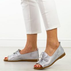 Srebrne skórzane płaskie sandały damskie Cambell 19388. Szare sandały Cambell, bez wzorów, z jeansu, eleganckie, bez obcasa, na płaskiej podeszwie, bez zapięcia. Za 219.00 zł.