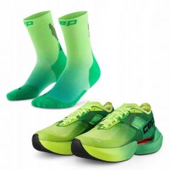 Zestaw biegacza: damskie buty sportowe i skarpety biegowe. Zielone buty treningowe CEP, bez wzorów, bez zapięcia. Za 925.20 zł.