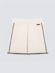 Szorty damskie z wiskozy z kontrastowym wykoŅczeniem białe Mickas 100. Białe szorty BIG STAR, bez wzorów, z dzianiny, eleganckie. Za 119.99 zł.