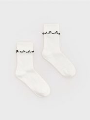 Skarpetki z bawełną 2 pack - złamana biel. Skarpetki Reserved, bez wzorów, z bawełny. W wyprzedaży za 19.99 zł.