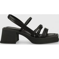 Vagabond sandały skórzane HENNIE kolor czarny. Czarne sandały Vagabond, bez wzorów, z gumy, bez obcasa, na obcasie, bez zapięcia. Za 499.99 zł.