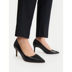 Szpilki JENNY. Czarne szpilki Jenny, bez wzorów, bez obcasa, na szpilce, bez zapięcia. Za 119.99 zł.