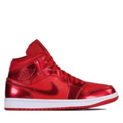 Buty do chodzenia damskie Nike Air Jordan 1 Retro. Czerwone buty treningowe Nike, bez wzorów, z materiału, bez zapięcia, trekkingowe, Nike Air Jordan. Za 858.00 zł.