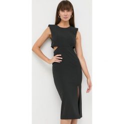Patrizia Pepe sukienka kolor czarny midi dopasowana. Czarne sukienki Patrizia Pepe, bez wzorów, z tkaniny, bez kołnierzyka, bez ramiączek, midi, dopasowane. Za 1,439.90 zł.