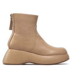 Botki DeeZee. Brązowe botki DeeZee, bez wzorów, bez obcasa, na koturnie, bez zapięcia. Za 179.99 zł.