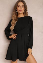 Czarna Sukienka Rozkloszowana z Gumką w Pasie Thelo. Czarne sukienki Renee, m, bez wzorów, z tkaniny, eleganckie, bez kołnierzyka, bez ramiączek, mini, kopertowe. W wyprzedaży za 63.99 zł.
