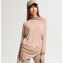 Asymetryczna bluzka z golfem - Beżowy. Bluzki marki Reserved. Za 59.99 zł.