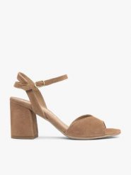 Jasnobrązowe sandały na obcasie. Brązowe sandały Ryłko, bez wzorów, z gumy, eleganckie, z okrągłym noskiem, bez obcasa, na obcasie, bez zapięcia. Za 399.99 zł.