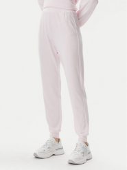 Guess Spodnie materiałowe O5GB05 KCQP2 Różowy Regular Fit. Czerwone spodnie materiałowe Guess, z aplikacjami, z materiału. Za 129.99 zł.