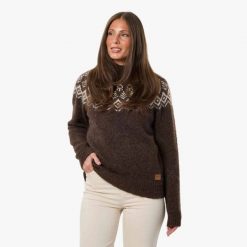 Sweter Wełniany Kobieta Lofoten Elastyczny W Cztery Strony. Brązowe swetry SWEDEMOUNT, xs, bez wzorów, z materiału, klasyczne, bez ramiączek. Za 249.99 zł.
