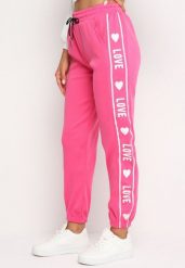 Fuksjowe Spodnie Dresowe Joggery z Bawełną Ozdobione Napisami Lerielle. Czerwone jeansy Born2be, l, bez wzorów, z bawełny, eleganckie. W wyprzedaży za 33.99 zł.
