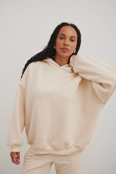 Bluza z kapturem i HAFTEM w kolorze BISQUIT- BAFFIN-UNI. Brązowe bluzy Marsala, uniwersalny, bez wzorów, z bawełny, bez ramiączek, z kapturem. Za 309.90 zł.