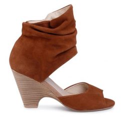 Sandały QUAZI. Brązowe sandały QUAZI, bez wzorów, bez obcasa, na słupku, bez zapięcia. Za 339.99 zł.