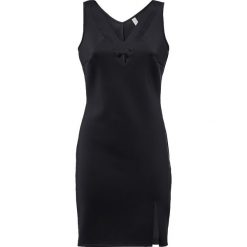 Sukienka z ozdobnym laserowym wycięciem. Czerwone sukienki bonprix, bez wzorów, eleganckie, bez kołnierzyka, bez ramiączek. Za 79.99 zł.