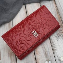 Portfel damski skórzany duży czerwony w kwiaty z ochroną RFID Paolo Peruzzi AL-14-RD. Brązowe portfele bez wzorów, ze skóry. Za 89.00 zł.