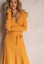 Żółta Rozkloszowana Sukienka Sweterkowa z Kopertowym Dekoltem Fiorrtte. Żółte sukienki Renee, m, bez wzorów, z dzianiny, bez kołnierzyka, bez ramiączek, midi, kopertowe. W wyprzedaży za 111.99 zł.