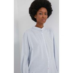 Answear Lab koszula damska regular ze stójką. Niebieskie koszule Answear Lab, l, bez wzorów, z tkaniny, bez kołnierzyka, bez ramiączek. W wyprzedaży za 114.99 zł.