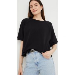 GAP t-shirt damski kolor czarny. Czarne t-shirty GAP, bez wzorów, z dzianiny, bez kołnierzyka, bez ramiączek. W wyprzedaży za 99.99 zł.