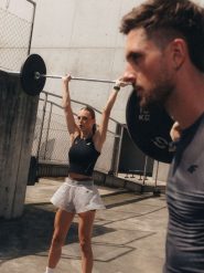 4F Crop top treningowy szybkoschnący damski - czarny S. Czarne topy sportowe 4f, l, bez wzorów, na fitness i siłownię. Za 99.99 zł.