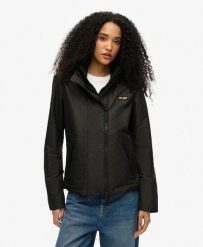 Superdry Kurtka Windbreaker Mountain z kapturem, poliester z recyklingu. Czarne kurtki Superdry, bez wzorów, z materiału, eleganckie, z kapturem. Za 497.05 zł.