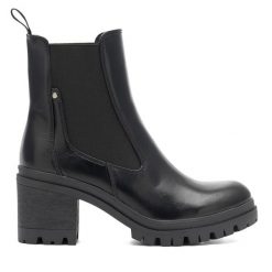 Botki Clara Barson. Czarne botki Clara Barson, bez wzorów, bez obcasa, na słupku, bez zapięcia. Za 111.99 zł.